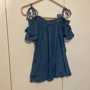 Anne Taylor Loft Petites Chambray Off Shoulder Top Women’s Size M/P thumbnail 3