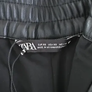 New Zara Black High Rise Faux Leather Detail Shorts Size XS thumbnail 5