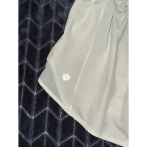 Lululemon Women Hotty Hot Low Rise UnLined Short Light Green Sz 4 thumbnail 4