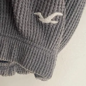 Hollister Gray Waffle Knit Cropped Boyfriend‎ T-Shirt Long Sleeve Ringer Neck S thumbnail 3