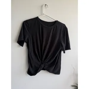 Lululemon Womens Black Front Twist Knot Short Sleeve Athletic T-Shirt‎ Sz 6 thumbnail 2
