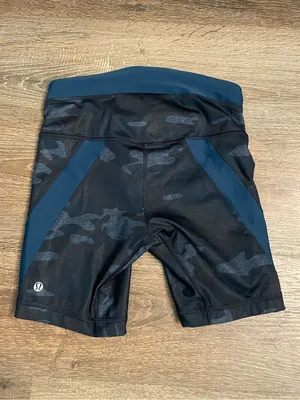 lululemon athletica Clip-In Short Camo Bike Shorts Size 4 thumbnail 4