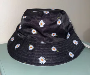 Alice + Olivia x FabFitFun Reversible Daisy Bucket Hat NWT thumbnail 1