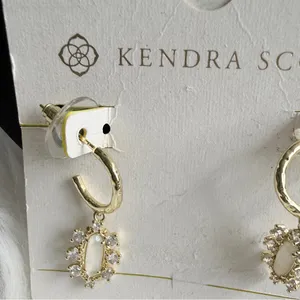 Kendra Scott - Emma Crystal Framed Huggie Earrings - White/Gold thumbnail 5