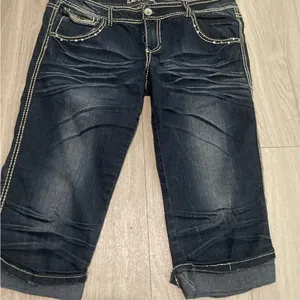 Y2K Dark Wash Embroidered Stitch Capri Jeans thumbnail 1