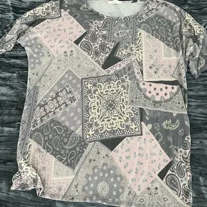 Patterned Gray and Pink Women's Top Size XL thumbnail 1