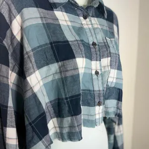Forever 21 blue and white blue two-tone baggy plaid cropped flannel thumbnail 3