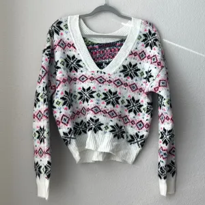 PINK Victoria's Secret White Snowflake Holiday V-Neck Sweater Fairisle Size M thumbnail 4
