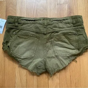 NWT Free People Army Green Denim Jean Distressed Hot Pants/ Shorts Size 26 thumbnail 3