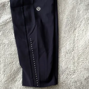 VGC Women’s Lululemon Navy Nulux 19 Cropped Leggings Size 8 thumbnail 8