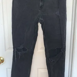 Abercrombie & Fitch Curve Love Distressed 90’s Straight Ultra High Rise Jeans thumbnail 3