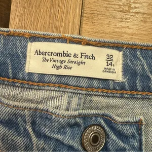 Abercrombie & Fitch The Vintage Straight High Rise Jeans Medium Wash Size 32/14R thumbnail 8