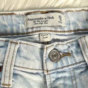 Abercrombie Light Wash The 90’s Straight Ultra High Rise Carpenter Jeans thumbnail 4
