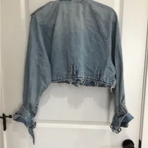 Zara Cropped Denim Jacket Raw Hem Light Wash Women’s S‎ thumbnail 3
