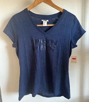 LEVI’S T-shirt. thumbnail 1