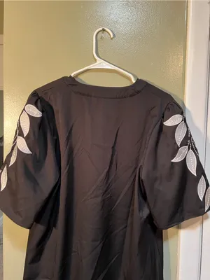 Women’s Size Medium Floral Embroidery Rocking V-Neck Puff Sleeve Blouse Black thumbnail 7