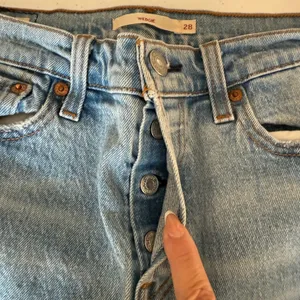 Levi's Premium Wedgie Fit Jeans Women's Size‎ 28 Button Fly High Rise Light Wash thumbnail 6