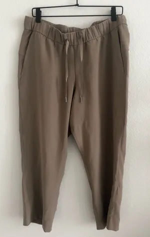 Lululemon On The Fly Crop *Woven 23” 12 Frontier thumbnail 1