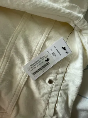 White cropped denim jacket with fur lining and buttons. Size M thumbnail 6