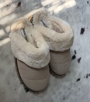 Minnetonka Moccasins Women’s Slippers thumbnail 1