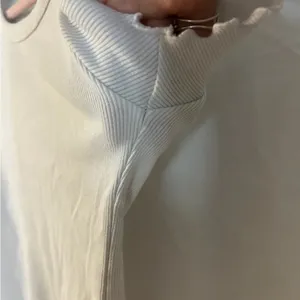Abercrombie and Fitch White Ruffle Shirt size XS thumbnail 6