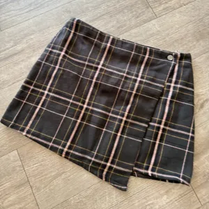 LAST PRICE🍒🤍 NO BOUNDARIES flannel faux wrap skirt 💐 thumbnail 10