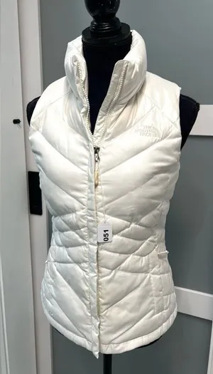 THE NORTH FACE PUFFER VEST 🌷🌷 thumbnail 1