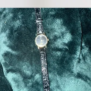 Vintage Minimalist Gold-Tone Quartz Watch Black Dial Diamond Accent Leather Band thumbnail 5