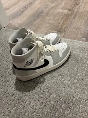 Nike Jordan Grey and white Air Jordan 1 Mid sneakers thumbnail 3