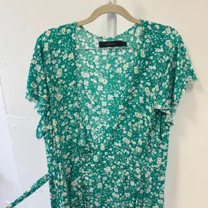 Zesica Green Floral Wrap Dress High Low Ruffle Short Sleeve Rayon Size‎ Large thumbnail 3