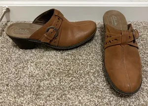 Clarks Bendables Womens Mules Shoes Brown Leather Slip On Buckle Block Heels 8.5 thumbnail 1