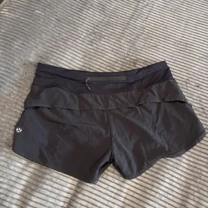 Lululemon Shorts Women’s Size 6 Black Speed Up Low Rise Lined 2.5” thumbnail 3
