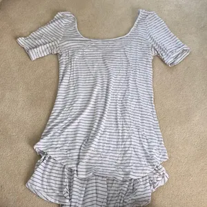Daytrip Gray and white striped flowy short-sleeve thumbnail 1