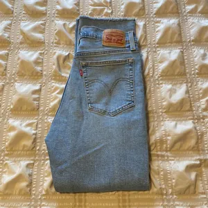 Levi Levi’s Wedgie Straight Frayed Hem Jeans thumbnail 8