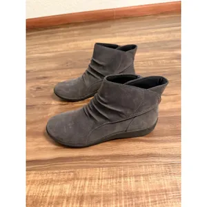 Clarks Cloudsteppers Sillian Tino Grey Ruched Ankle Boots‎ Sz 8 thumbnail 2