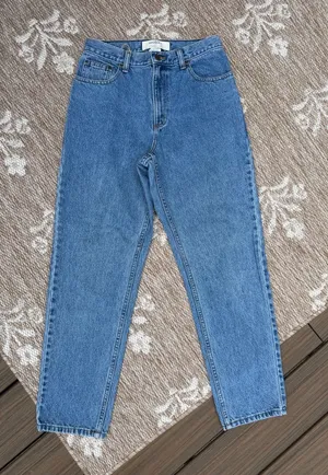 LL Bean Straight Jeans in Medium Blue Denim Size 8 thumbnail 1