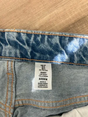 H&M Low-Rise Boyfriend Jeans thumbnail 2