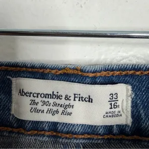 Abercrombie & Fitch The 90's Straight Ultra High Rise Medium‎ Wash Raw Hem 16/33 thumbnail 4