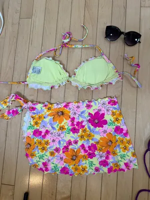 Wild Fable Bright Floral Bikini Top and Matching Sarong Size Small + Bonus Top thumbnail 4