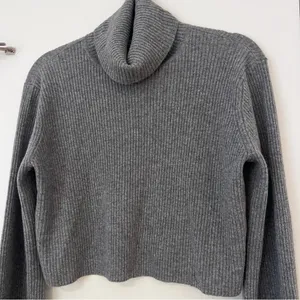 Reformation Luisa Grey Turtleneck Cashmere Sweater thumbnail 4