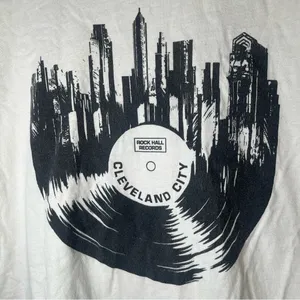 Cleveland City Rock Hall Records Hall of Fame Vinyl Skyline Graphic T-Shirt Sz M thumbnail 3