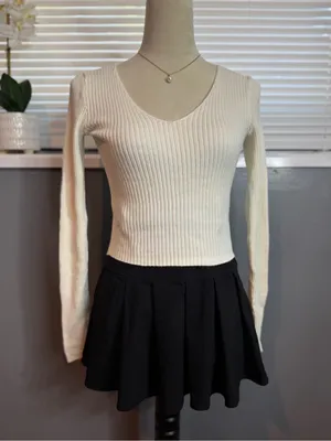 Brandy Melville John Galt Cream Ribbed V Neck Sweater Top Size M Long Sleeve thumbnail 4