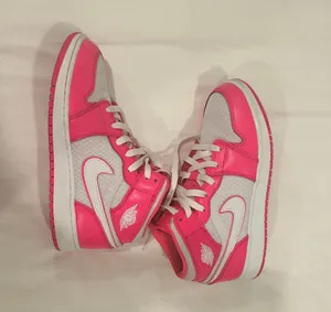 Nike Air Jordan 1 Hyper Pink thumbnail 1