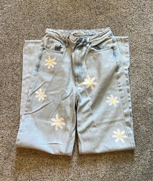 PacSun 90s Boyfriend Daisy Jeans thumbnail 6