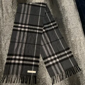 Burberry 100% Cashmere Grey/Black Classic Check Plaid Fringe Unisex Scarf thumbnail 1