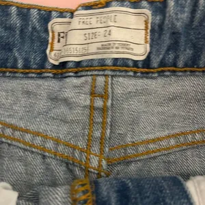 Free People Wild Rose Embroidered Denim Mini Skirt Sz 24 Blue Distressed thumbnail 6