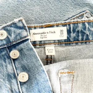 Abercrombie Jeans Dad High Rise Curve Love Button Fly Distressed 30 Long thumbnail 6