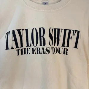 Gildan Taylor Swift Eras Tour LA Crewneck Sweatshirt Beige Long Sleeve Small thumbnail 2
