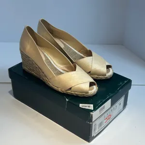 Lauren Ralph Lauren Cecilia Parchment Shantung‎ Espadrille Wedges Gold 9B Spain thumbnail 2