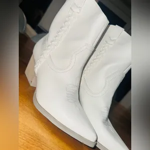 Dolce Vita Koolson White Western Ankle Booties Pointed Toe Leather Stacked heel thumbnail 4